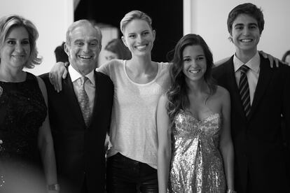 La familia Palatchi junto a la modelo Karolina Kurkov