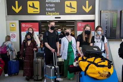 Turistas en el aeropuerto de Son San Joan, Mallorca, este lunes.