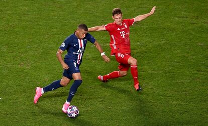 Mbappé intenta superar a Kimmich.