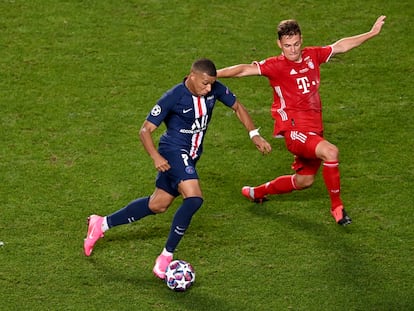 Mbappé intenta superar a Kimmich.