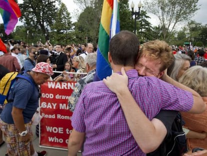 Ativistas LGBT celebram vit&oacute;ria diante da Suprema Corte em Washington. 