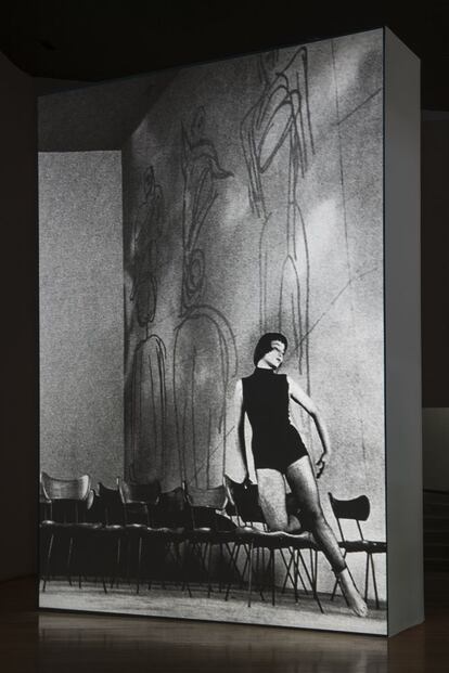 Otra imagen de Pilar Pellicer en el Museo, en 1953.