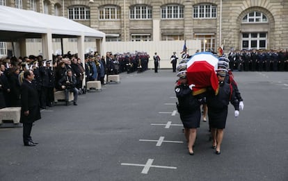 Ahmed Merabet, Franck Brisolaro e Clarissa Jean-Philippe "compartilhavam a vontade de proteger aos cidadadãos e tinham um ideal, o de servir à República", afirmou Hollande.