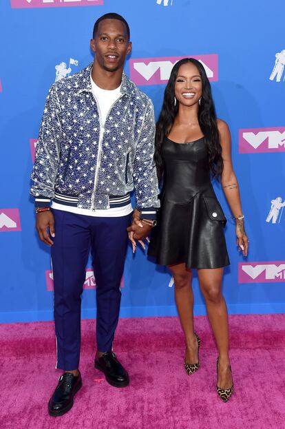 Victor Cruz y Karrueche Tran, una de las protagonistas de Claws en HBO.