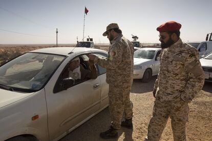 Los hombres de la Brigada 166, deciden quién puede continuar su camino hacia Misrata y quién se vuelve a Sirte.