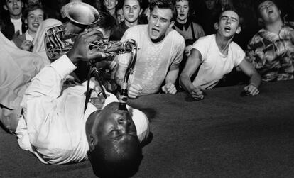 Big Jay McNeely, tocando tumbado sobre el suelo del escenario en un actuación.