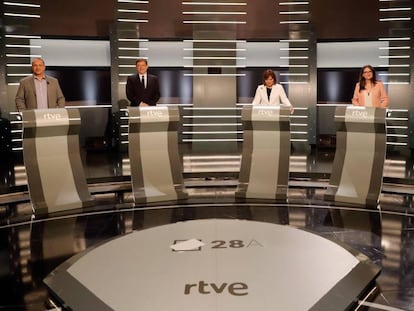 Desde la izquierda: los candidatos a la presidencia de la Generalitat Valenciana, Rubén Moreno (Podemos), XimoPuig (PSOE-PSPV), Isabel Bonig (PP), Mónica Oltra (Compromís) y Toni Cantó (Ciudadanos) 