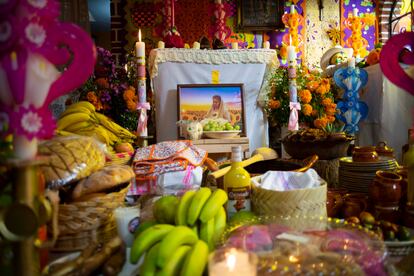 La ofrenda para Agustina, una comerciante que murió en septiembre de este año y es honrado así por Gudelia Belmontes, su sobrina, y el resto de su familia.