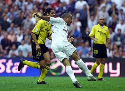 Ronaldo conecta con la derecha el remate de su primer gol con el Real Madrid.