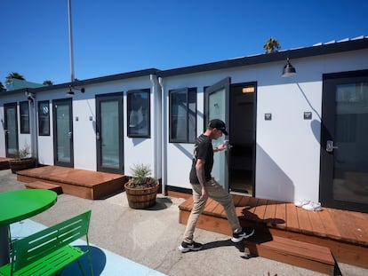 Steven Burcell entra en su habitación en el albergue Mission Cabons en San Frnacisco