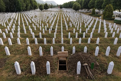 Vista aérea del Centro Conmemorativo del Genocidio de Srebrenica en Potocari, Bosnia, este jueves.