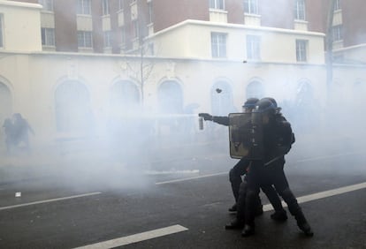 En la capital francesa, se redujeron las frecuencias del metro en un 25%. En la imagen, gendarmes franceses lanzan gas pimienta a un grupo de manifestantes durante la protesta en París (Francia), el 31 de marzo de 2016.