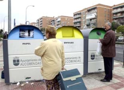 Imagen del contenedor de papel donde fue encontrado anoche el cadáver de un bebé recién nacido