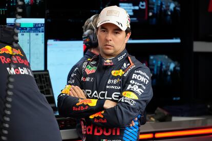 Sergio Pérez, de México antes de La sesión de práctica del Gran Premio de Estados Unidos de Fórmula Uno, en Las Vegas. El 21 de noviembre de 2024.