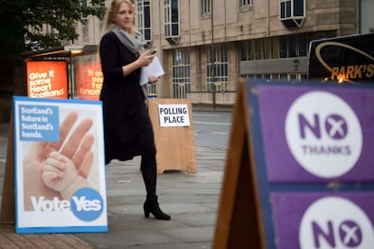 Una mujer abandona el colegio electoral en Edimburgo.