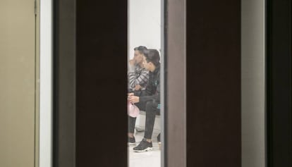 Menores extranjeros en una sala de espera de la Ciudad de la Justicia.
