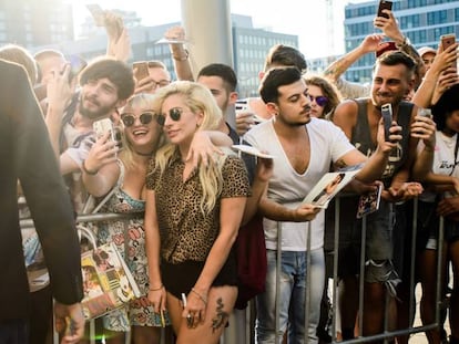 Lady Gaga posa con sus fans el jueves en Berlín.