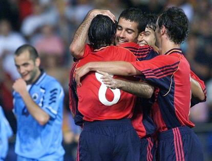 Partit per a la classificació de l'Eurocopa 2000 entre Espanya i San Marino (9- 0) . Els jugadors espanyols feliciten Luis Enrique després de marcar el tercer gol. Entre ells hi ha Raúl, Guardiola i Etxebarría.