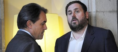Artur Mas y Oriol Junqueras conversan en los pasillos del Parlamento de Cataluña
