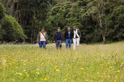 Gustavo Petro y sus amigos de infancia en el cerro Juaico
