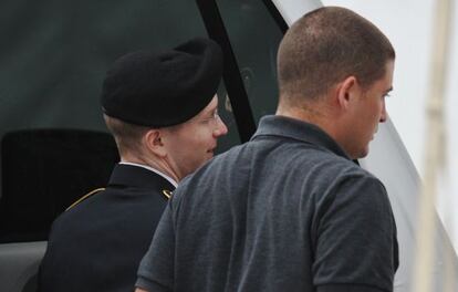 El soldado Bradley Manning es escoltado hasta los juzgados de Fort Meade.