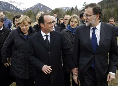 El presidente del Gobierno espa?ol, Mariano Rajoy (d), acompa?ado de la canciller alemana, Angela Merkel (i), y el presidente francs, Fran?ois Hollande (c), en la peque?a localidad de los Alpes franceses prxima al lugar donde este martes se estrell el avin de Germanwings con 150 ocupantes a bordo.