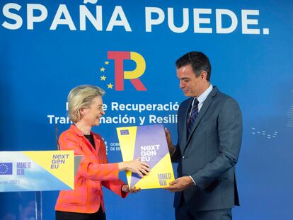 La presidenta de la Comisión Europea, Ursula von der Leyen, y el presidente español, Pedro Sánchez, en Madrid este 16 de junio.