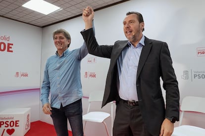 Carlos Martínez, junto al ministro Óscar Puente, este jueves en un encuentro con militantes de su partido.