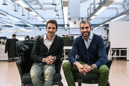 Los dos fundadores de Privalia, Lucas Carné y José Manuel Villanueva, en la sede de su compañía en Barcelona.