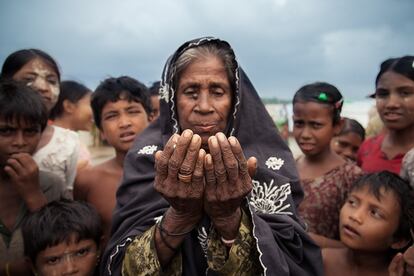 “La fe irrevocable de Mehjabeen (de 62 años) la ha convertido en un punto de referencia espiritual, y una persona muy respetada dentro de la comunidad desplazada rohingya. Educa a los jóvenes y lidera las oraciones de las mujeres y niños, sin importar las circunstancias que les rodeen. Mehjabeen me permitió presenciar las oraciones de Asr (la tercera del día), y fue probablemente uno de los momentos de esperanza más fuertes que viví durante mi tiempo con los rohingya. Antes de marcharme, Mehjabeen se acercó y me dijo: ‘Por favor lleva tus fotografías y nuestras historias a la comunidad internacional para que puedan venir a ayudarnos”.