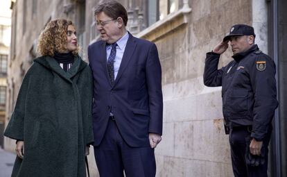 La ministra Meritxell Batet con el presidente valenciano Ximo Puig junto al Palau de la Generalitat. 
