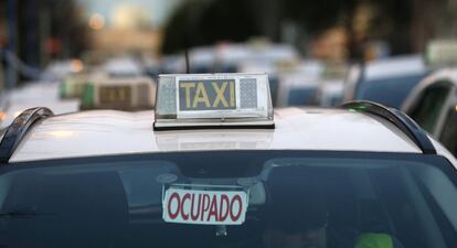 Taxis estacionats als voltants de l'IFEMA, a Madrid.