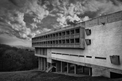 Aquest edifici religiós és l'última obra completada de Le Corbusier a Europa i és considerada per molts com el seu programa més únic. Està situat al municipi d'Eveux, prop de Lió (França).