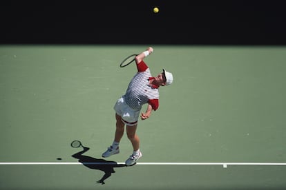 Courier sirve en la final de 1993 contra Stefan Edberg.