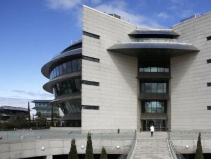 Un edificio de la Ciudad Financiera del Banco Santander en Boadilla del Monte (Madrid)