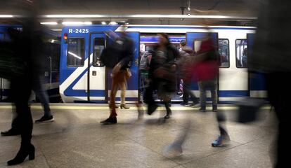 Viajeros en el metro de Madrid estas Navidades.