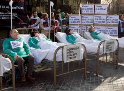 Manifestación en enero frente a la sede de Novartis en Barcelona contra la patente del Glivec.