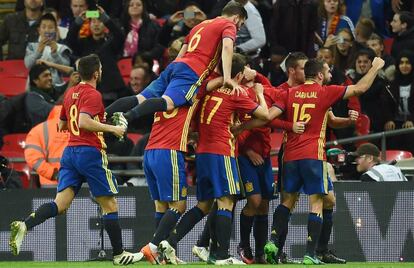 Los jugadores de España celebran el segundo gol.