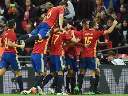 Los jugadores de España celebran el segundo gol.