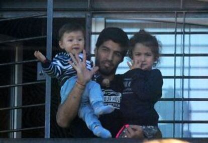 Luis Suárez junto a sus hijos en una localidad cerca de Montevideo en junio de 2014.