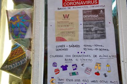  Cartel en la entrada de la tienda donde antes se vendía moda africana y que ahora es utilizado por la Asociación Besha wear - Union de africanos de España para su proyecto de Despensa Antiracista.