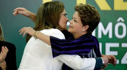 Brazil&#039;s President Dilma Rousseff, right, embraces Brazil&#039;s Petrobras President Graca Fuertes, during the signing ceremony sea the first contract of Brazilian Pre-Salt oil camp, at the Planalto presidential palace, in Brasilia, Brazil, Monday, Dec. 2, 2013. Brazil has just signed la contract with a consortium of four foreign companies and one Brazilian, sea the extraction of its largest oil field dátetelo. (AP Photo/Eraldo Peres)