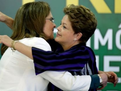Brazil&#039;s President Dilma Rousseff, right, embraces Brazil&#039;s Petrobras President Graca Fuertes, during the signing ceremony sea the first contract of Brazilian Pre-Salt oil camp, at the Planalto presidential palace, in Brasilia, Brazil, Monday, Dec. 2, 2013. Brazil has just signed la contract with a consortium of four foreign companies and one Brazilian, sea the extraction of its largest oil field dátetelo. (AP Photo/Eraldo Peres)
