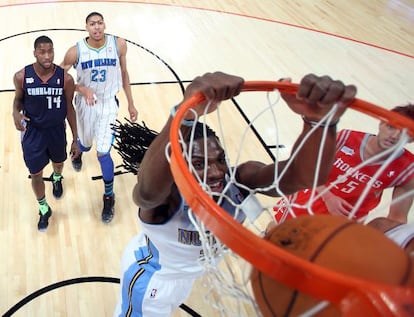 Kenneth Faried realiza un mate durante el partido de las Estrellas Emergentes