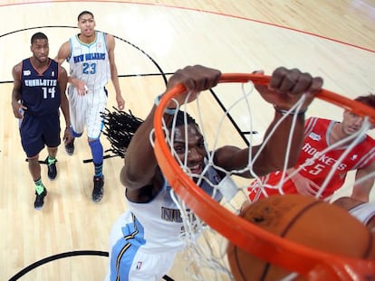 Kenneth Faried realiza un mate durante el partido de las Estrellas Emergentes