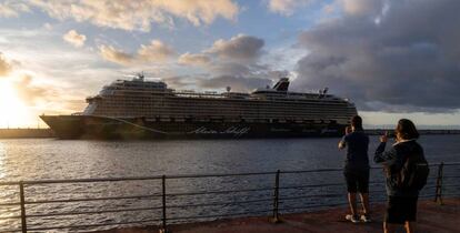 Llegada del Mein Shiff 2, de la naviera Tui Cruises y primer crucero que llega a la isla tras la pandemia de la Covid 19, a Santa Cruz de Tenerife, el martes día 10.