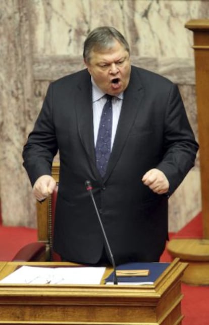 El ministro griego de Finanzas, Evangelos Venizelos, interviene durante la sesi&oacute;n del domingo en el Parlamento.