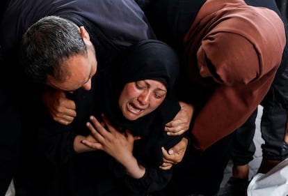 Una mujer llora ante el cuerpo de un familiar muerto en un bombardeo israelí, el 16 de abril de 2024.