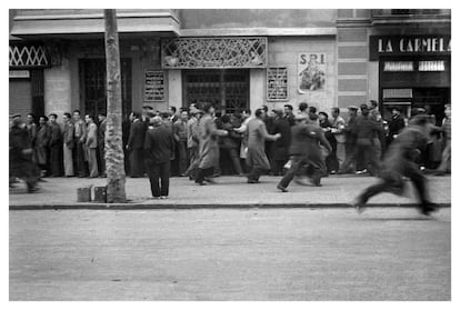 Cola para comprar tabaco en la calle Londres, 93, Barcelona, noviembre de 1937.