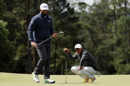 Rahm y Koepka, en el green del 18.